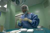  _254_https://www.vrach-travmatolog.ru/img/articles/operacionnaya-med-sestra-gotovit-instrument-dlya-artroskopii-sml.jpg